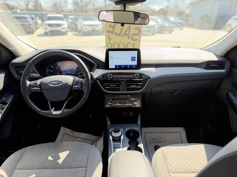 Used 2021 Ford Escape SE w/ SE Sport Appearance Package image 8