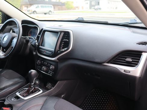Used 2017 Jeep Cherokee Trailhawk w/ Comfort/Convenience Group AWD/4WD image 17