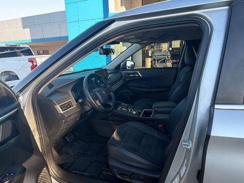 Used 2023 Mitsubishi Outlander SE image 8