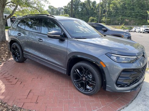 New 2026 Volkswagen Tiguan SE R-Line FWD image 3