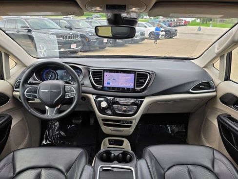 Certified 2023 Chrysler Pacifica Touring-L FWD image 21