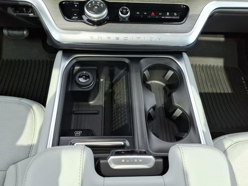 Used 2025 Ford Expedition Platinum w/ Driver's Package image 20