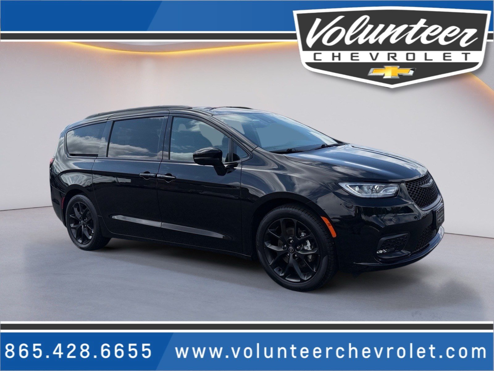Used 2025 Chrysler Pacifica Limited FWD image 1