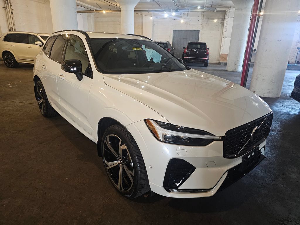 Used 2022 Volvo XC60 B6 R-Design AWD/4WD image 5