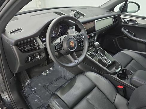 Certified 2025 Porsche Macan AWD/4WD image 4
