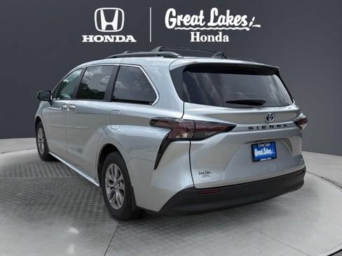 Used 2024 Toyota Sienna XLE w/ XLE Plus Package AWD/4WD image 4