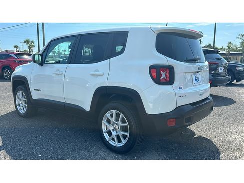 Used 2023 Jeep Renegade Latitude AWD/4WD image 4