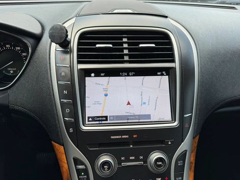 Used 2016 Lincoln MKX Reserve w/ Climate Package FWD image 3