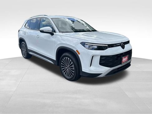 Used 2025 Volkswagen Tiguan S w/ 18" Wheel Package image 3