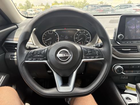 Used 2025 Nissan Altima 2.5 SV FWD image 20