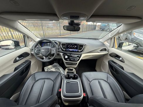 Used 2024 Chrysler Pacifica Touring-L image 13