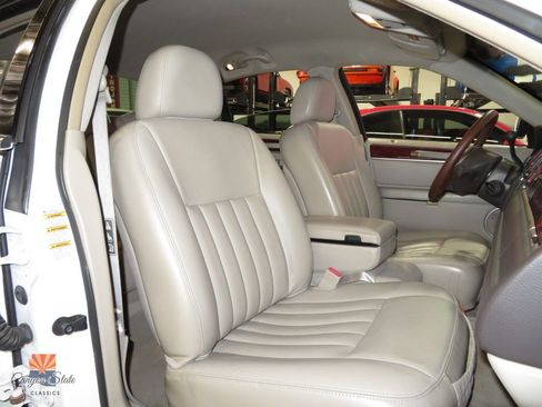 Used 2003 Lincoln Town Car Executive image 5