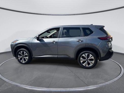 Used 2022 Nissan Rogue SV image 2