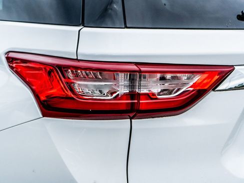 Used 2019 Chevrolet Traverse LT w/ LT Premium Package image 8