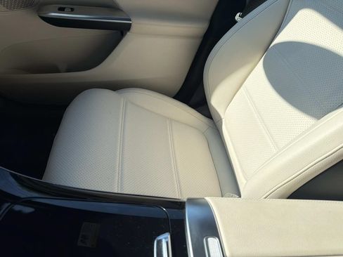 Used 2024 Mercedes-Benz GLC 300 4MATIC image 16
