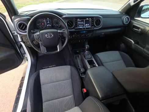 Used 2022 Toyota Tacoma TRD Off-Road w/ Technology Package image 18