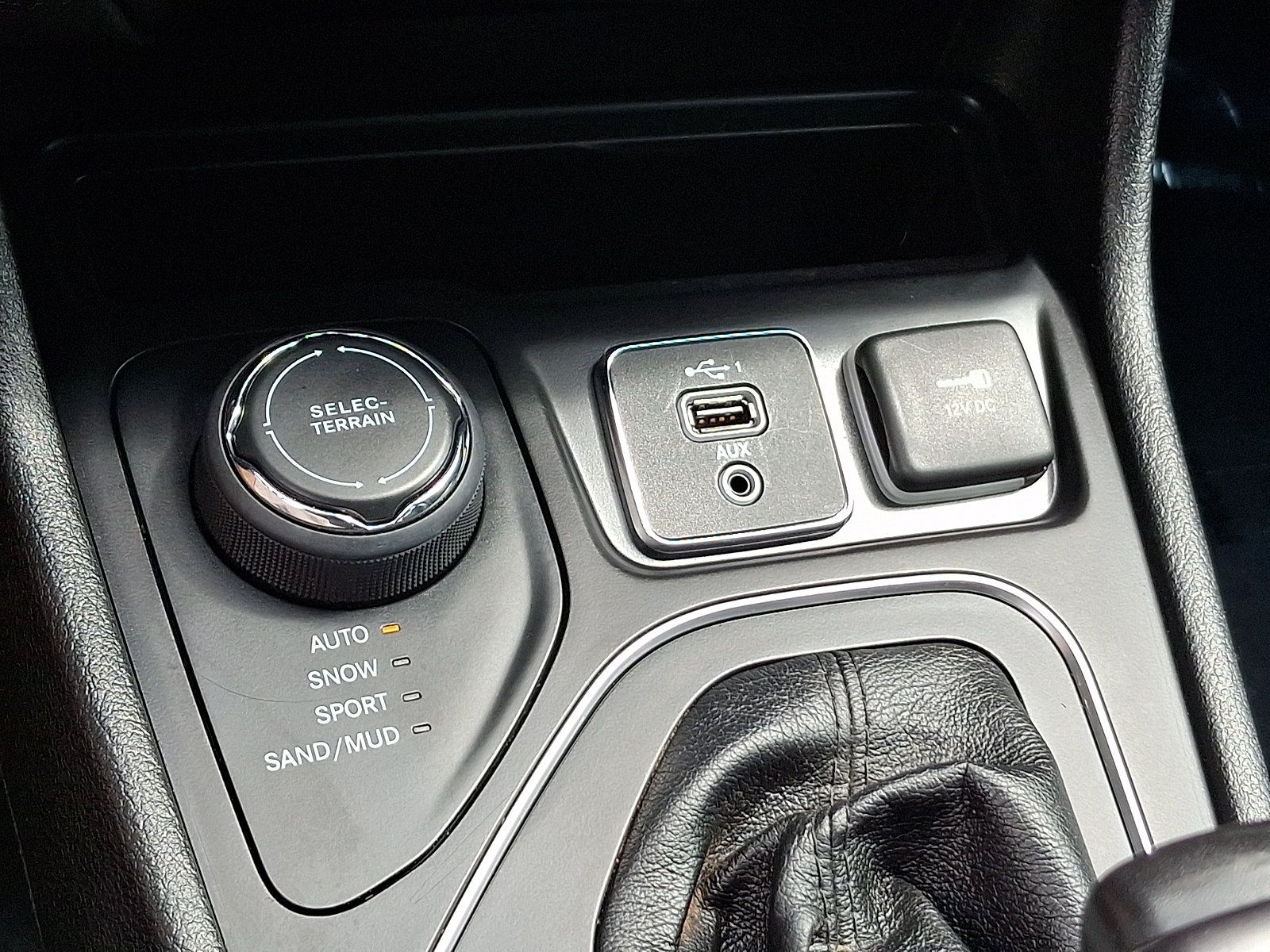 Used 2019 Jeep Cherokee Latitude Plus w/ Cold Weather Group AWD/4WD image 24