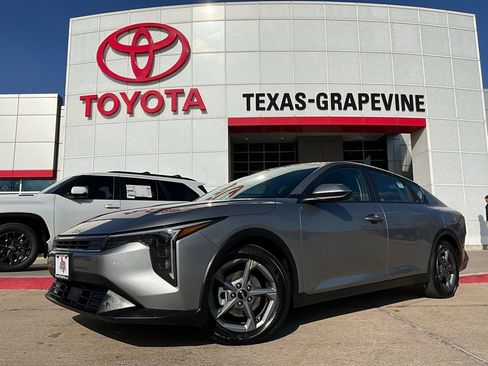 Used 2025 Kia K4 LXS image 2