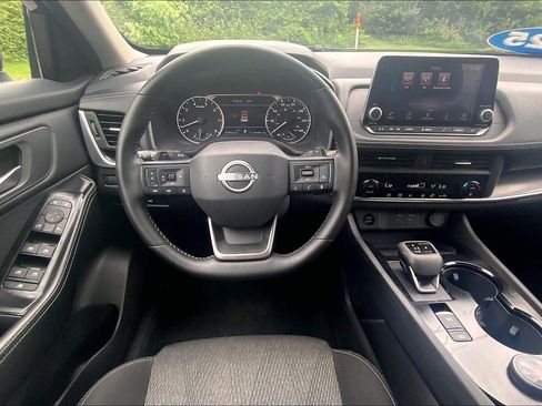 Used 2025 Nissan Rogue SV AWD/4WD image 5
