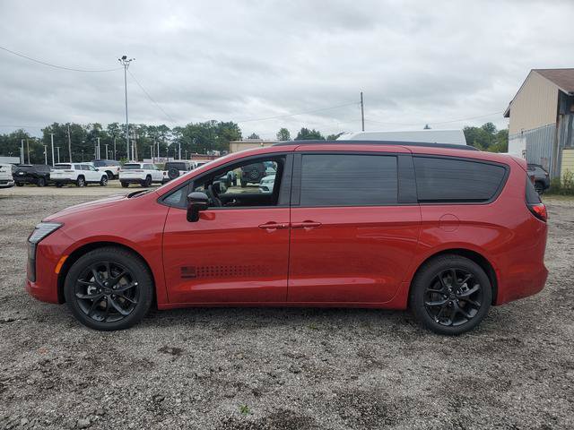 New 2027 Chrysler Pacifica Select FWD image 2