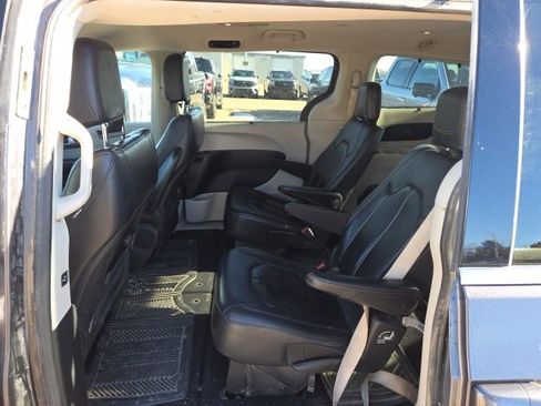 Used 2017 Chrysler Pacifica Touring-L image 17