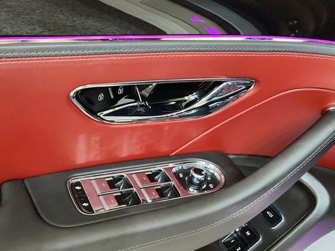 Used 2023 Bentley Flying Spur V8 image 26