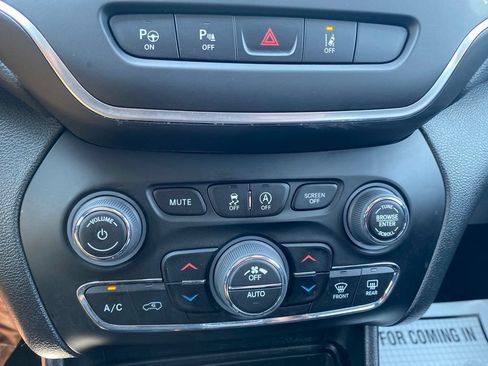 Used 2023 Jeep Cherokee Altitude Lux AWD/4WD image 18