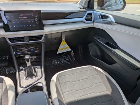 New 2026 Volkswagen Taos SE FWD image 17