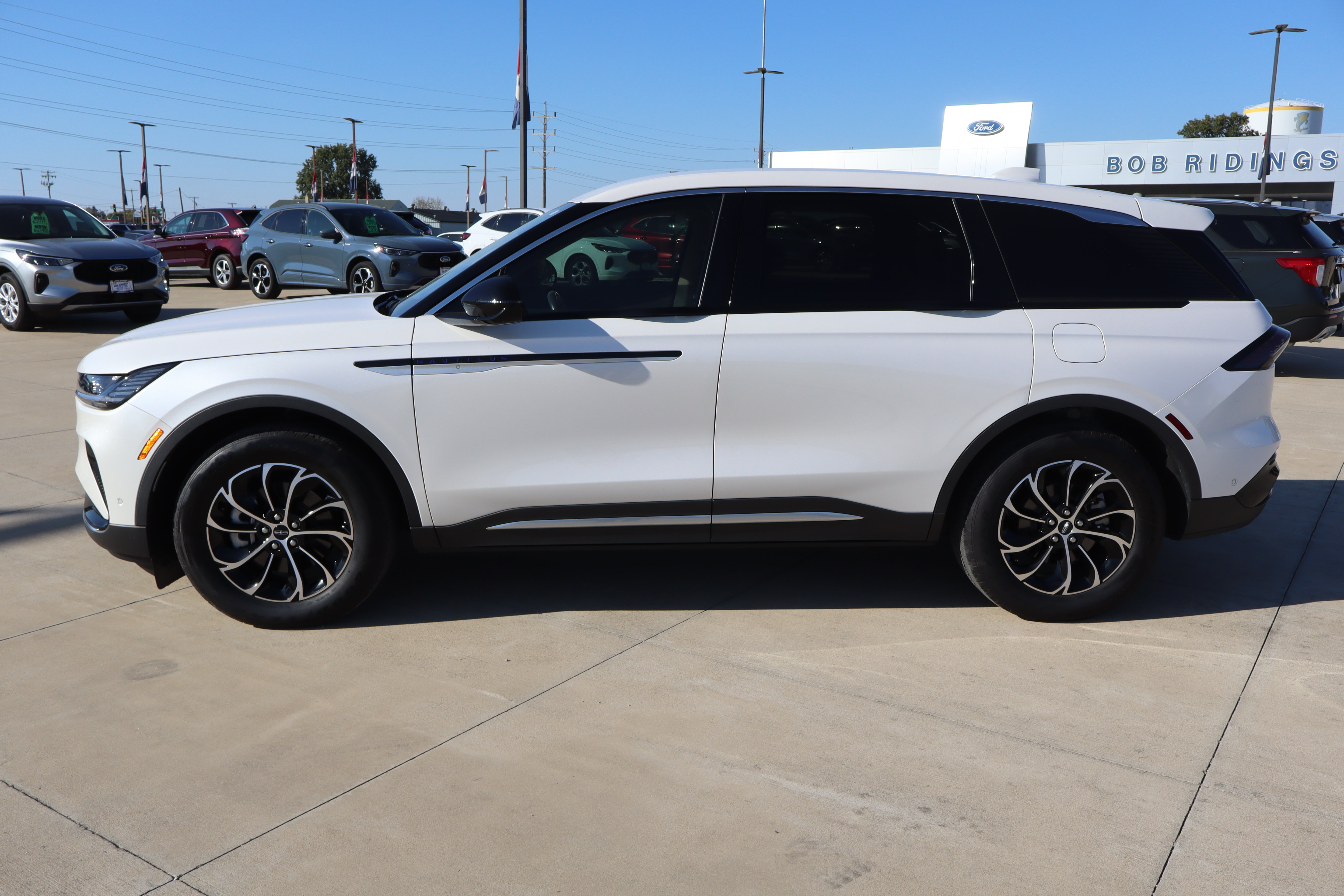Used 2024 Lincoln Nautilus Premier AWD/4WD image 8