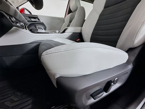 New 2025 Mitsubishi Outlander SE image 19