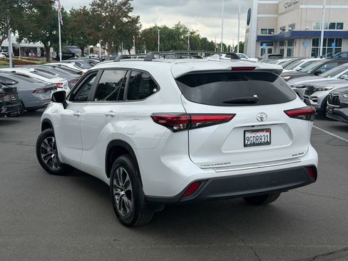 Used 2023 Toyota Highlander XLE AWD/4WD image 10