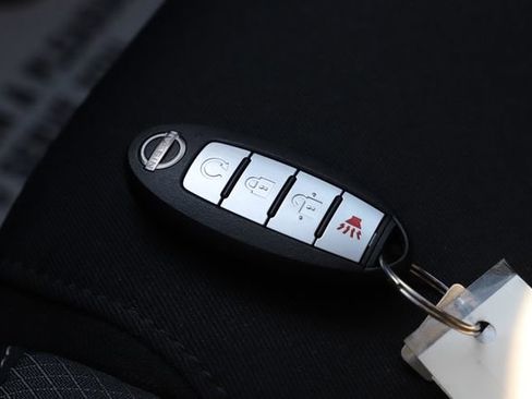 Used 2022 Nissan Pathfinder SV image 34