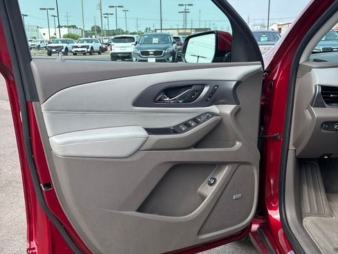 Used 2018 Chevrolet Traverse Premier w/ Driver Confidence II Package FWD image 11