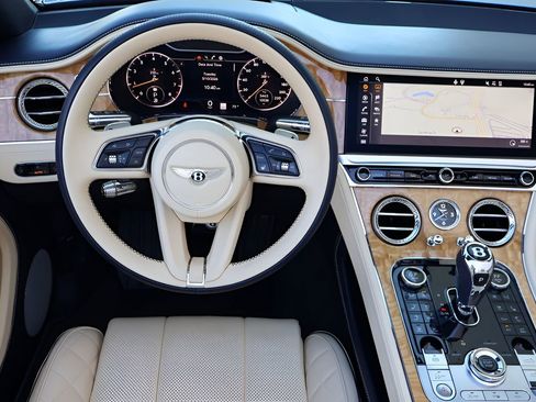 Used 2023 Bentley Continental GT Azure image 18