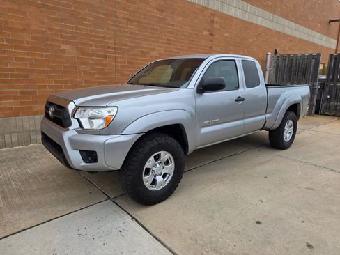 Used 2015 Toyota Tacoma 4x4 Access Cab w/ SR5 Package image 3