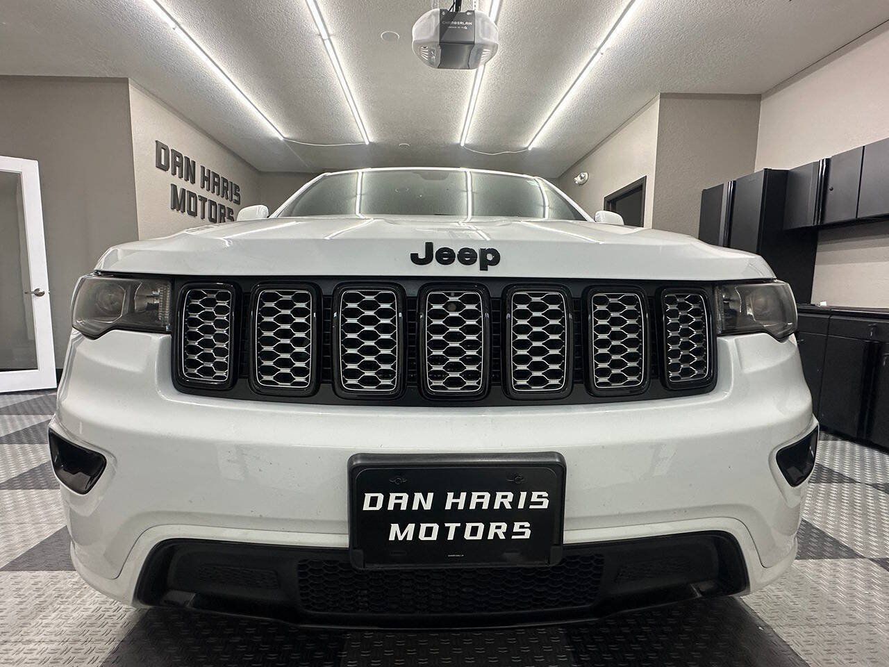 Used 2019 Jeep Grand Cherokee Altitude AWD/4WD image 4