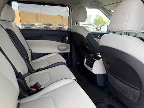 Used 2025 Kia Carnival EX image 41