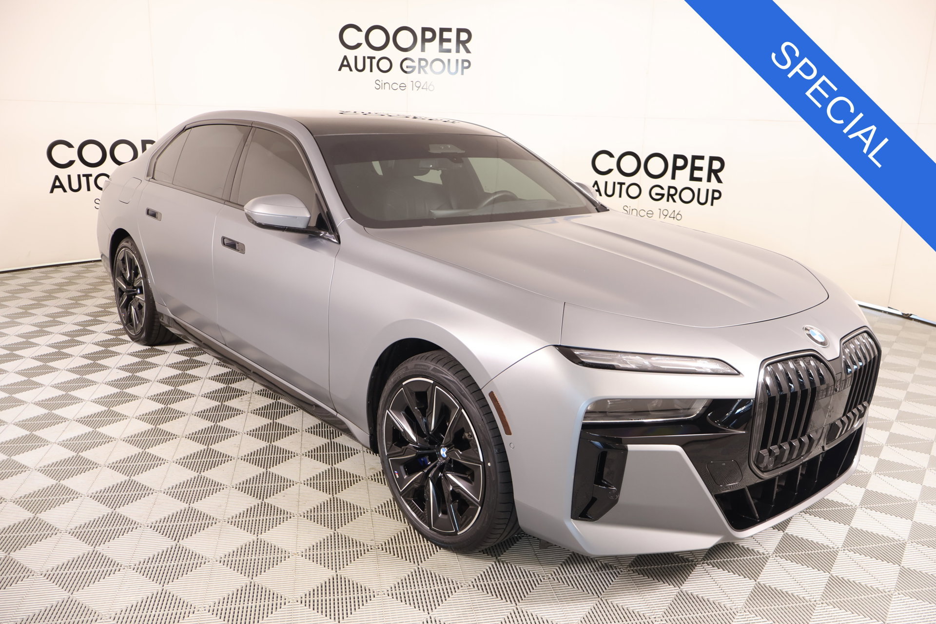 Used 2025 BMW 760i xDrive AWD/4WD image 1