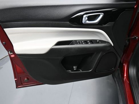 Certified 2022 Jeep Compass Limited image 9