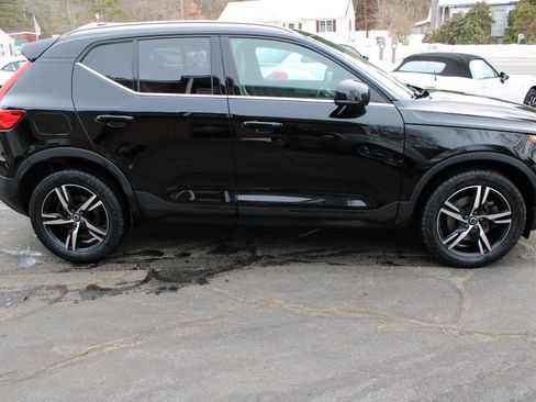 Used 2023 Volvo XC40 B5 Plus image 5