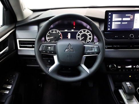 New 2025 Mitsubishi Outlander SE image 23
