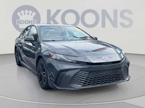 Used 2025 Toyota Camry SE FWD image 5