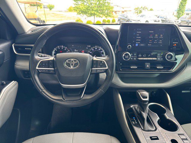 Used 2023 Toyota Highlander LE AWD/4WD image 9