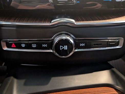 Used 2023 Volvo XC60 B5 Plus image 22