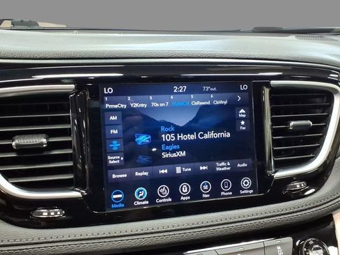 Used 2020 Chrysler Pacifica Limited FWD image 27