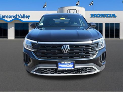 Used 2024 Volkswagen Atlas Cross Sport SE image 2
