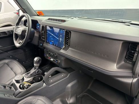 Used 2025 Ford Bronco Badlands image 26