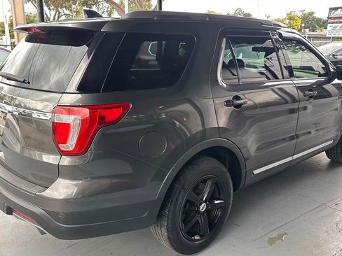 Used 2018 Ford Explorer XLT image 4