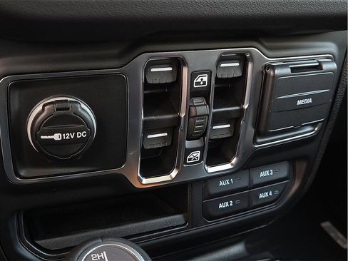 New 2025 Jeep Gladiator High Tide image 15