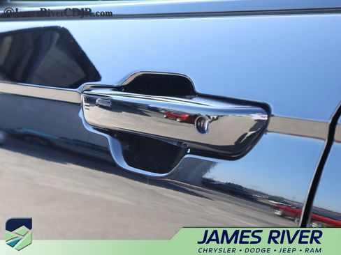 Used 2023 Jeep Grand Cherokee L Limited w/ Black Appearance Package image 21